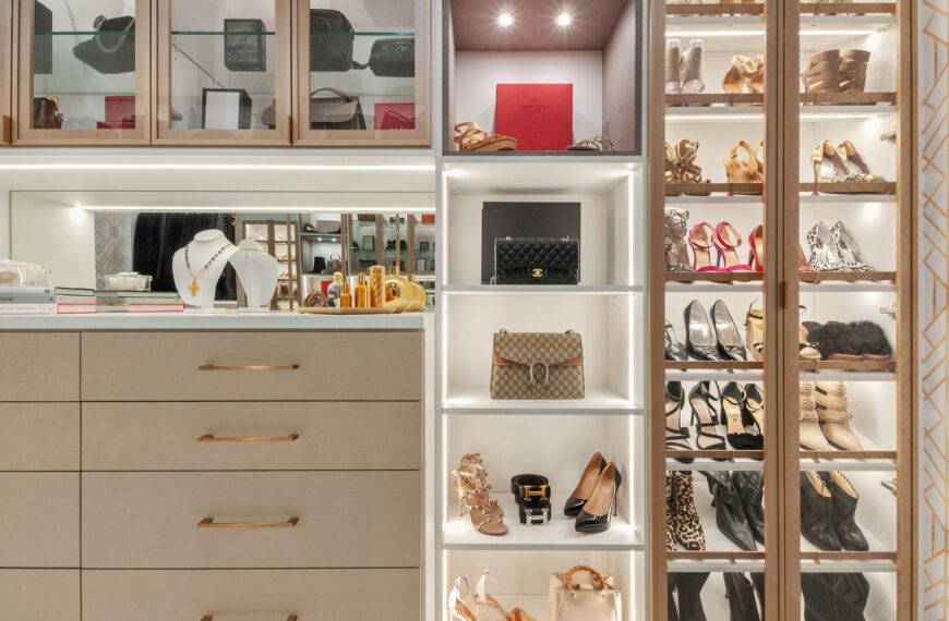 Decluttering Tips: How to Declutter Your Closet in Just One Weekend