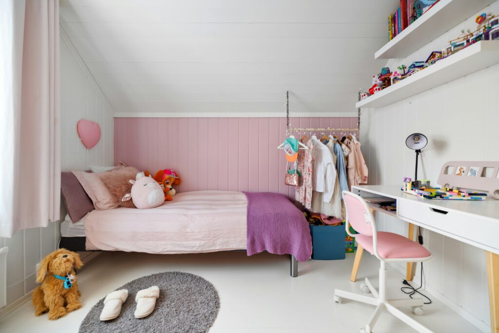 Decluttering Kids’ Room: The Simple System That Keeps Toys, Clothes, and Books Under Control
