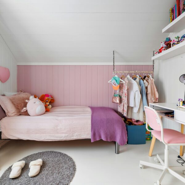 Decluttering Kids’ Room: The Simple System That Keeps Toys, Clothes, and Books Under Control