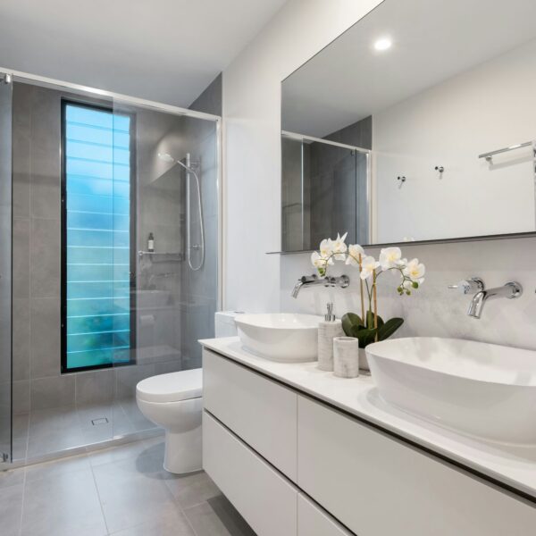 Decluttering Bathroom: The Simple Reset That Keeps Your Bathroom Clean and Easy to Maintain