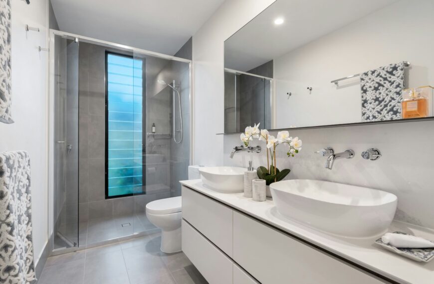 Decluttering Bathroom: The Simple Reset That Keeps Your Bathroom Clean and Easy to Maintain
